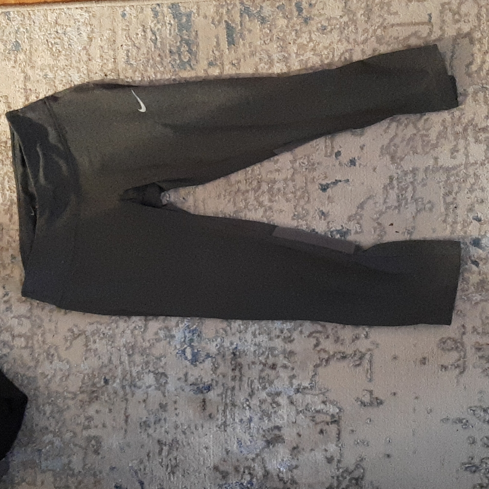 Leggings from nike. Capri and mesh bottom. Grey.